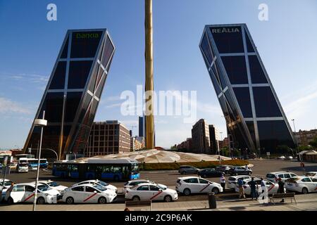 Taxis parken vor dem Tor von Europa / KIO Towers, Plaza Castilla, Madrid, Spanien Stockfoto