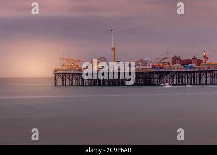 Pier in Brighton am Abend Stockfoto