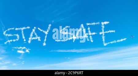 Bleiben Sie sicher geschrieben in den Himmel mit Flugzeug contrails Stockfoto