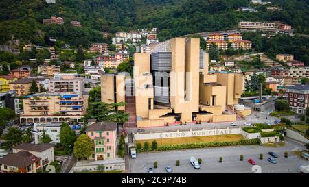 Casino von Campione am Luganersee Luftbild- CAMPIONE, SCHWEIZ - 14. JULI 2020 Stockfoto