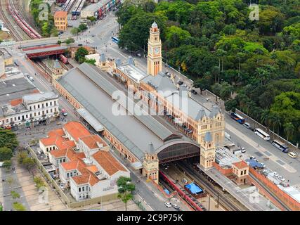 Luftaufnahme des Bahnhofs Luz in Sao Paulo, Brasilien. Bahnhof im Stadtteil Luz mit Uhrturm und öffentlichem Park Jardim da Luz. Stockfoto
