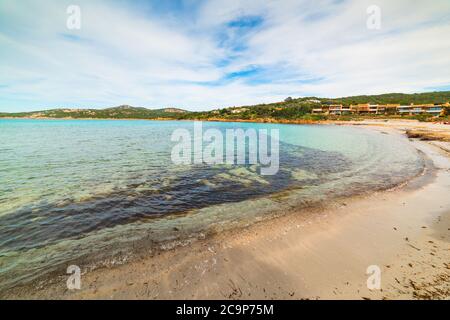 Wolkiger Himmel über dem Strand Piccolo Pevero an der Costa Smeralda. Sardinien, Italien Stockfoto