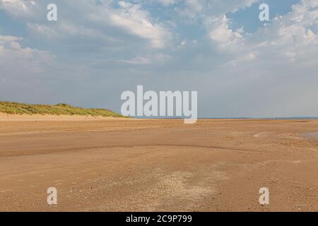 Blick entlang des weiten Sandstrandes in Formby, Merseyside, an einem sonnigen Sommertag Stockfoto