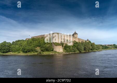 Burg Ivamgorod am Ufer des Flusses Narva an der Grenze zwischen Estland und Russland. Stockfoto