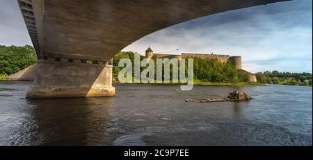 Burg Ivamgorod am Ufer des Flusses Narva an der Grenze zwischen Estland und Russland. Stockfoto