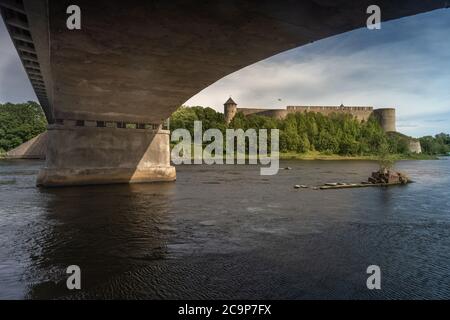 Burg Ivamgorod am Ufer des Flusses Narva an der Grenze zwischen Estland und Russland. Stockfoto