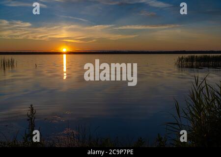 Atemberaubender Sonnenuntergang im Lahemaa Nationalpark, Estland. Der größte Park in Estland. Es war der erste Nationalpark der ehemaligen Sowjetunion. Stockfoto