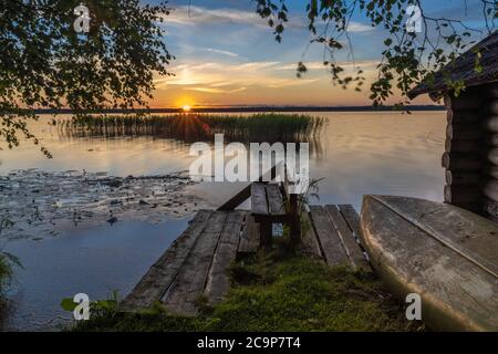 Atemberaubender Sonnenuntergang im Lahemaa Nationalpark, Estland. Der größte Park in Estland. Es war der erste Nationalpark der ehemaligen Sowjetunion. Stockfoto