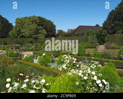 Schöne Orangerie am romantischen rosa Schloss in Düsseldorf Schloss Benrath mit einem schönen Park und beeindruckenden Skulpturen Stockfoto