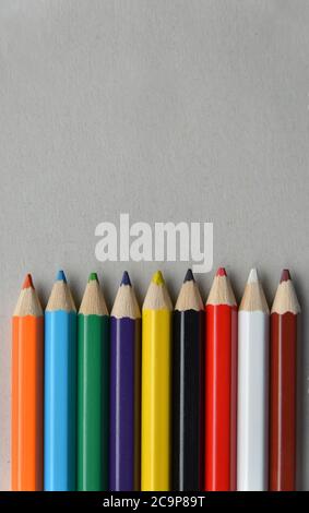 Palette von Buntstiften auf grauem Karton Stockfoto