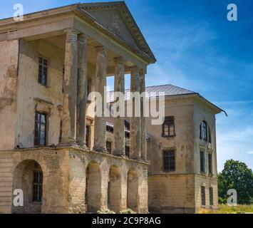 Ruinen eines alten Herrenhauses im Lahemaa Nationalpark, Estland. Der größte Park in Estland. Es war der erste Nationalpark der ehemaligen Sowjetunion. Stockfoto