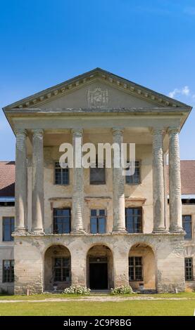 Ruinen eines alten Herrenhauses im Lahemaa Nationalpark, Estland. Der größte Park in Estland. Es war der erste Nationalpark der ehemaligen Sowjetunion. Stockfoto