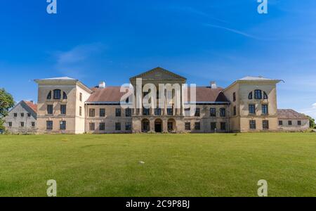 Ruinen eines alten Herrenhauses im Lahemaa Nationalpark, Estland. Der größte Park in Estland. Es war der erste Nationalpark der ehemaligen Sowjetunion. Stockfoto