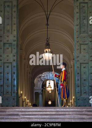 Rom, VATIKAN - 24. August 2018: die Päpstliche Schweizergarde am Eingang des Vatikan Stockfoto