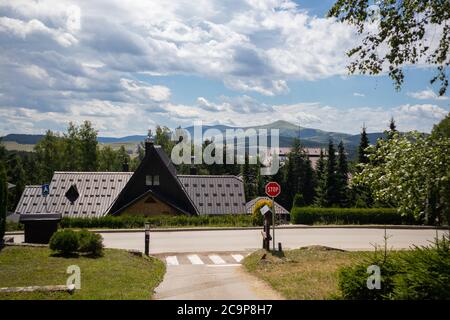 Zlatibor, Serbien - Juli 25. 2020 Dach von der Straße des Hotels, der Berg mit einem dramatischen Himmel im Hintergrund in einem natürlichen Resort auf Zlatibor, Serbien Stockfoto