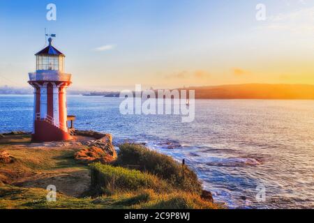 Historischer Hornby Leuchtturm in Sydney South mit Blick auf die aufgehende Sonne am Eingang zur Pazifikküste zum Hafen. Stockfoto