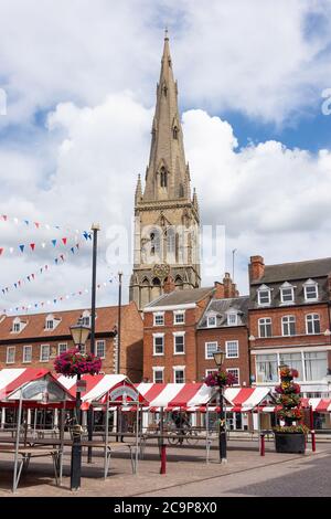 Marktplatz mit der Kirche St. Mary Magdalene, Newark-on-Trent, Nottinghamshire, England, Großbritannien Stockfoto