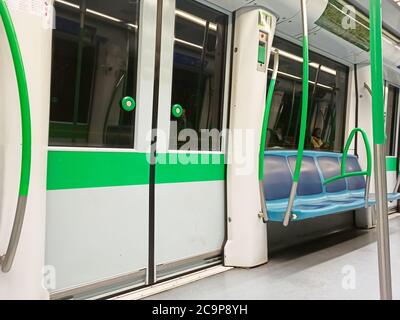 Schiebetüren eines U-Bahn-Autos in Madrid, Spanien Stockfoto