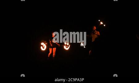 Brighton UK 1. August 2020 - Feuer Darsteller bei einem Treffen statt in einem Brighton Stadtpark : Credit Simon Dack / Alamy Live News Stockfoto