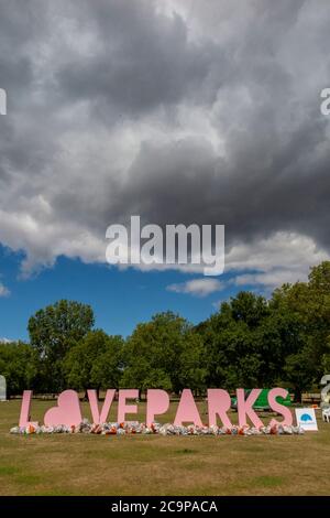 Eine Kampagne auf Wandsworth Common, um Menschen zu ermutigen, ihren Müll nach mehreren Wochen der Vermüllung bei heißem Wetter nach Hause zu nehmen Stockfoto