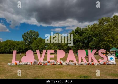 Eine Kampagne auf Wandsworth Common, um Menschen zu ermutigen, ihren Müll nach mehreren Wochen der Vermüllung bei heißem Wetter nach Hause zu nehmen Stockfoto