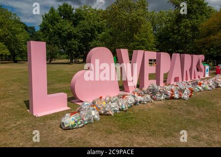 Eine Kampagne auf Wandsworth Common, um Menschen zu ermutigen, ihren Müll nach mehreren Wochen der Vermüllung bei heißem Wetter nach Hause zu nehmen Stockfoto