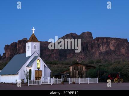 Kapelle und Superstition Mountain in der Nähe von Apache Junction, Arizona. Stockfoto