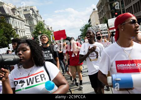 Washington, USA. August 2020. Demonstranten, die gegen systemischen Rassismus marschieren, tragen am 1. August 2020 in Washington, DC, inmitten der Coronavirus-Pandemie Schilder. Während einer Woche, als Präsident Trump vorgeschlagen hatte, die bevorstehenden Wahlen zu verschieben, und die Vereinigten Staaten 150,000 bestätigte Todesfälle durch COVID-19 passierten, setzten sich die Proteste gegen Rassismus und Polizei bis in den dritten Monat fort. (Graeme Sloan/Sipa USA) Quelle: SIPA USA/Alamy Live News Stockfoto