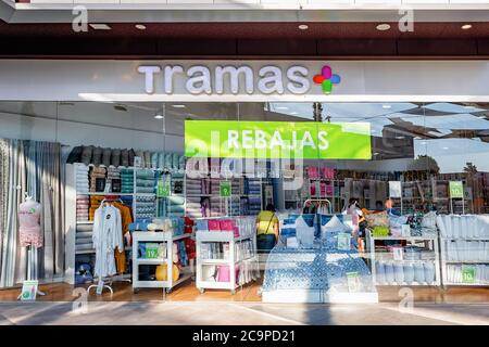 Huelva, Spanien - 27. Juli 2020: Tramas Geschäfte im Holea Einkaufszentrum. Tramas ist ein Unternehmen spezialisiert auf den Vertrieb von Heimtextilien Produkte, t Stockfoto