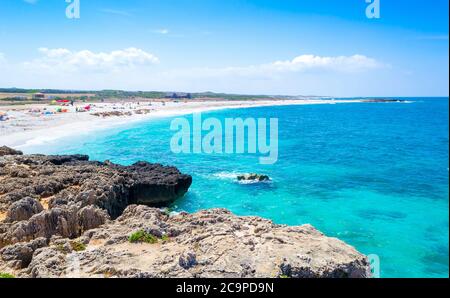 Berühmt ist der Strand von Arutas an einem sonnigen Sommertag. Sardinien, Italien Stockfoto