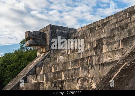 Die zeremonielle Plattform der Venus auf dem Hauptplatz der Ruinen der großen Maya-Stadt Chichen Itza, Yucatan, Mexiko. Stockfoto