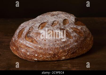 Frisch gebackenes Sauerteigbrot mit Blumendekor darauf Stockfoto