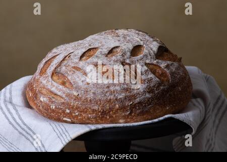 Frisch gebackenes Sauerteigbrot mit Blumendekor darauf Stockfoto