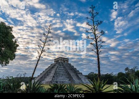 El Castillo, das Schloss oder der Tempel von Kukulkan ist die größte Pyramide in den Ruinen der großen Maya-Stadt Chichen Itza, Yucatan, Mexiko. Stockfoto