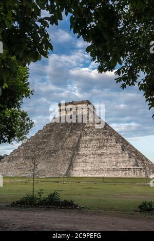 El Castillo, das Schloss oder der Tempel von Kukulkan ist die größte Pyramide in den Ruinen der großen Maya-Stadt Chichen Itza, Yucatan, Mexiko. Stockfoto