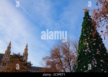 Weihnachtsbaum am Rathausplatz in Vienne . Neujahrsurlaub in Österreich Stockfoto