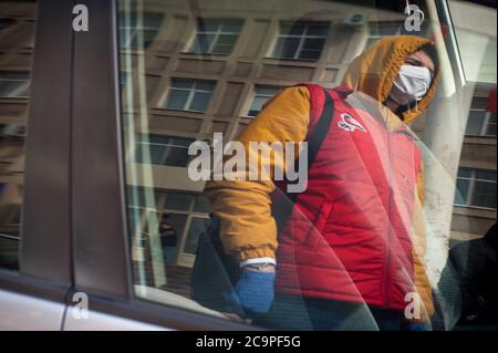 Ein Mann mit Gesichtsmaske als vorbeugende Maßnahme geht auf der Straße.zum 1. August 2020 waren in Russland 845443 Menschen mit dem Coronavirus infiziert. Davon erholten sich 646524 Menschen und 14058 Menschen starben. Viele Regionen sind bereits aus der Selbstisolation herausgekommen, und viele Beschränkungen werden aufgehoben. Sommercafés (Außenveranden), Fitnessstudios, Non-Food-Läden, Kliniken und Krankenhäuser haben wieder geöffnet, und verschiedene staatliche Institutionen und Banken haben begonnen, Besucher zu empfangen. Die Parks sind für Spaziergänge geöffnet. Das Tragen von medizinischen Schutzmasken bleibt an öffentlichen Orten obligatorisch. Stockfoto