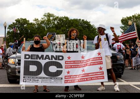 Washington, DC, USA. August 2020. Im Bild: Protestführer in der Position, die das Banner halten, um den DC-demonstrationsmarsch zu beginnen, der vom Palm-Kollektiv veranstaltet wird. Die Demonstranten fordern von der Stadtregierung vier Änderungen: Polizeifreie Schulen, ein Ende der qualifizierten Immunität für Polizeibeamte, eine neue Abteilung für öffentliche Sicherheit und die Bestimmung des Wahltages als Feiertag. Kredit: Allison C Bailey/Alamy Gutschrift: Allison Bailey/Alamy Live Nachrichten Stockfoto