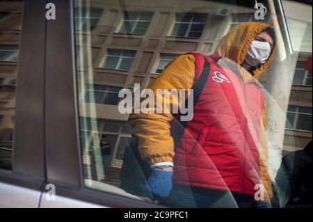 Tambow, Russland. April 2020. Ein Mann mit Gesichtsmaske als vorbeugende Maßnahme geht auf der Straße.zum 1. August 2020 waren in Russland 845443 Menschen mit dem Coronavirus infiziert. Davon erholten sich 646524 Menschen und 14058 Menschen starben. Viele Regionen sind bereits aus der Selbstisolation herausgekommen, und viele Beschränkungen werden aufgehoben. Sommercafés (Außenveranden), Fitnessstudios, Non-Food-Läden, Kliniken und Krankenhäuser haben wieder geöffnet, und verschiedene staatliche Institutionen und Banken haben begonnen, Besucher zu empfangen. Die Parks sind für Spaziergänge geöffnet. Das Tragen von medizinischen Schutzmasken bleibt an öffentlichen Orten obligatorisch Stockfoto