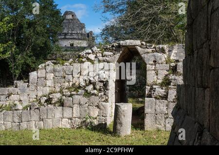 Der Tempel der geschnitzten Tafeln in den Ruinen der großen Maya-Stadt Chichen Itza, Yucatan, Mexiko. Dahinter befindet sich das Caracol oder das Observatorium. Stockfoto