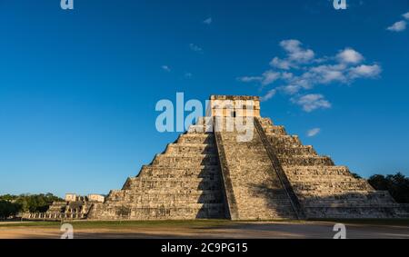 El Castillo, das Schloss oder der Tempel von Kukulkan ist die größte Pyramide in den Ruinen der großen Maya-Stadt Chichen Itza, Yucatan, Mexiko. Stockfoto