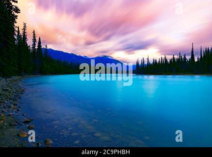 Wunderschöne Sonne Geht Über Dem Epischen Colorado Mountain Wilderness Forest Blue River Auf Stockfoto