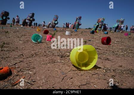 TX, USA. Juli 2020. Sprühdose Deckel auf dem Boden bei Cadillac auf Cadillac Ranch, eine öffentliche Kunstinstallation und Skulptur in Amarillo, Texas am 31. Juli 2020. Es wurde 1974 von Chip Lord, Hudson Marquez und Doug Michels, die Teil der Kunstgruppe Ant Farm waren, geschaffen. Die Installation besteht aus zehn Cadillacs, die in der Nase zuerst im Boden vergraben sind. Quelle: Bryan Smith/ZUMA Wire/Alamy Live News Stockfoto