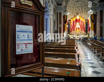 In der Stadt Pagani, in der Provinz Salerno, in der gleichnamigen Basilika sind die Überreste von Sant 'Alfonso Maria dei Liguori, Gründer des religiösen Ordens der Redemptoristen erhalten. Der 1. August feiert seinen Aufstieg zum Himmel. Anerkannt als Doktor der katholischen Kirche und Autor des berühmten Weihnachtsliedes "You Come Down from the stars".in diesem Jahr wird die Party, in reduzierter Version. Aufgrund der Covid-19 und der aktuellen gesundheitlichen Notlage. Aus diesem Grund wurde die Urne mit den Resten des heiligen auf den Hochaltar der Basilika verlegt. Freiwillige kontrollieren den Zugang zum f Stockfoto