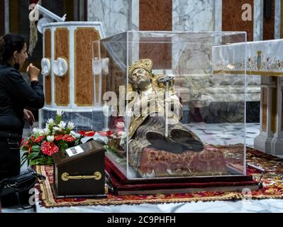 In der Stadt Pagani, in der Provinz Salerno, in der gleichnamigen Basilika sind die Überreste von Sant 'Alfonso Maria dei Liguori, Gründer des religiösen Ordens der Redemptoristen erhalten. Der 1. August feiert seinen Aufstieg zum Himmel. Anerkannt als Doktor der katholischen Kirche und Autor des berühmten Weihnachtsliedes "You Come Down from the stars".in diesem Jahr wird die Party, in reduzierter Version. Aufgrund der Covid-19 und der aktuellen gesundheitlichen Notlage. Aus diesem Grund wurde die Urne mit den Resten des heiligen auf den Hochaltar der Basilika verlegt. Freiwillige kontrollieren den Zugang zum f Stockfoto