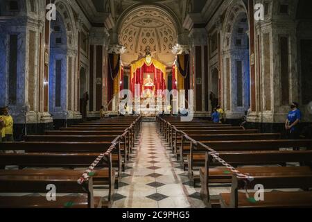 In der Stadt Pagani, in der Provinz Salerno, in der gleichnamigen Basilika sind die Überreste von Sant 'Alfonso Maria dei Liguori, Gründer des religiösen Ordens der Redemptoristen erhalten. Der 1. August feiert seinen Aufstieg zum Himmel. Anerkannt als Doktor der katholischen Kirche und Autor des berühmten Weihnachtsliedes "You Come Down from the stars".in diesem Jahr wird die Party, in reduzierter Version. Aufgrund der Covid-19 und der aktuellen gesundheitlichen Notlage. Aus diesem Grund wurde die Urne mit den Resten des heiligen auf den Hochaltar der Basilika verlegt. Freiwillige kontrollieren den Zugang zum f Stockfoto