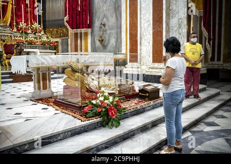 In der Stadt Pagani, in der Provinz Salerno, in der gleichnamigen Basilika sind die Überreste von Sant 'Alfonso Maria dei Liguori, Gründer des religiösen Ordens der Redemptoristen erhalten. Der 1. August feiert seinen Aufstieg zum Himmel. Anerkannt als Doktor der katholischen Kirche und Autor des berühmten Weihnachtsliedes "You Come Down from the stars".in diesem Jahr wird die Party, in reduzierter Version. Aufgrund der Covid-19 und der aktuellen gesundheitlichen Notlage. Aus diesem Grund wurde die Urne mit den Resten des heiligen auf den Hochaltar der Basilika verlegt. Freiwillige kontrollieren den Zugang zum f Stockfoto