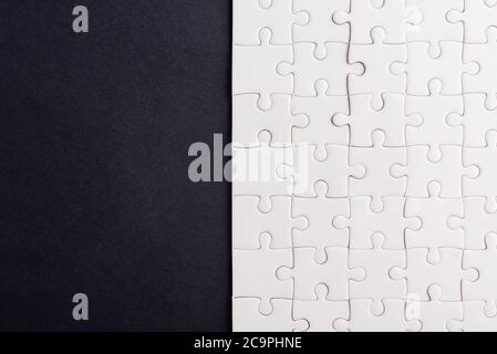 Draufsicht flach Lay of paper plain weiß Puzzle-Spiel Textur auf schwarzem Hintergrund, Quiz Berechnung Konzept