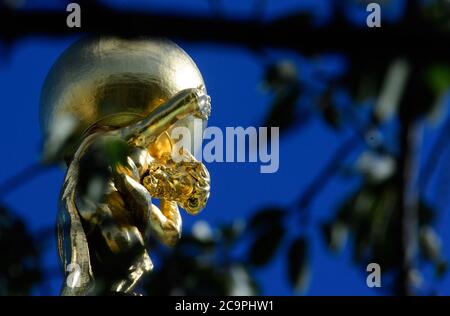 Potsdam, Deutschland. Juli 2020. Der vergoldete Atlas auf dem Dach des alten Rathauses in der Innenstadt. Die rund 650 Kilogramm schwere Bronzefigur wurde 2008 in der Werkstatt des Berliner Restaurators Georg Ignaszenwski umfassend restauriert und die Oberfläche mit rund 400 Gramm Blattgold bedeckt. Nach der griechischen Mythologie des Zeus, des Vaters der Götter, ist die Figur des Titan Atlas dazu verurteilt, den Himmel auf seinen Schultern für alle Zeit zu tragen. Quelle: Soeren Stache/dpa-Zentralbild/ZB/dpa/Alamy Live News Stockfoto