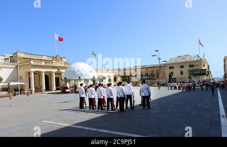 Wachwechsel auf dem St. George Platz in Valletta, Malta. Stockfoto